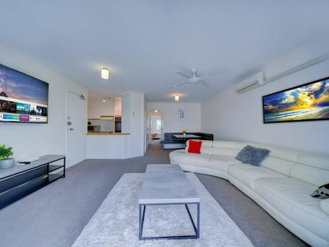 2BR Aloha Lane Main Beach Apartment - Accommodation VIC 0