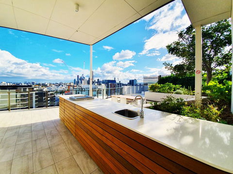 2BR Food & Drink Hub , Gym, Pool, Views, Roof Terrace - Accommodation VIC 1