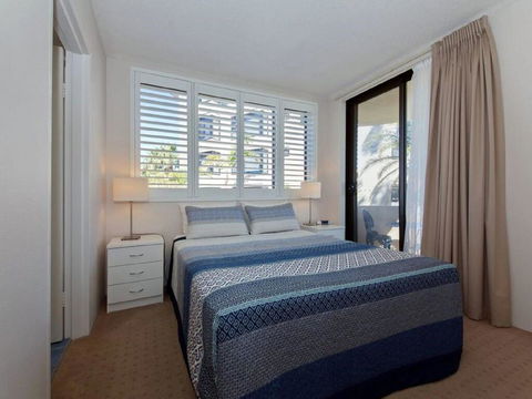 3 'COLUMBIA', 12 COLUMBIA CLOSE - LARGE UNIT WITH FANTASTIC WATER VIEWS - Accommodation VIC 2
