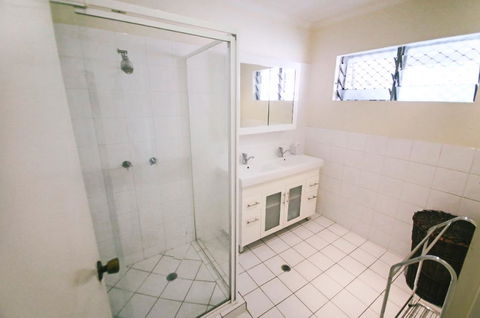 3 Bedroom Apartment // Spence St - Accommodation VIC 2