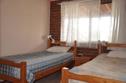 31 Bombala Crescent - Two Storey Home With Covered Outdoor Deck, Fully Fenced Backyard. Pet Friendly - Accommodation VIC 1