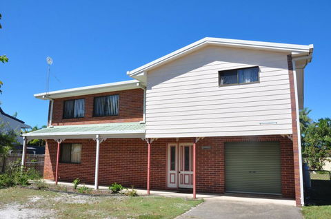 31 Bombala Crescent - Two Storey Home With Covered Outdoor Deck, Fully Fenced Backyard. Pet Friendly - Accommodation VIC 3