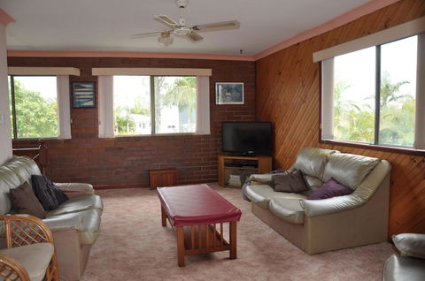31 Bombala Crescent - Two Storey Home With Covered Outdoor Deck, Fully Fenced Backyard. Pet Friendly - Accommodation VIC 2