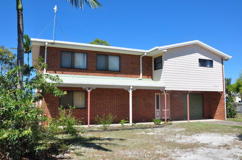 31 Bombala Crescent - Two Storey Home With Covered Outdoor Deck, Fully Fenced Backyard. Pet Friendly - Accommodation VIC 0