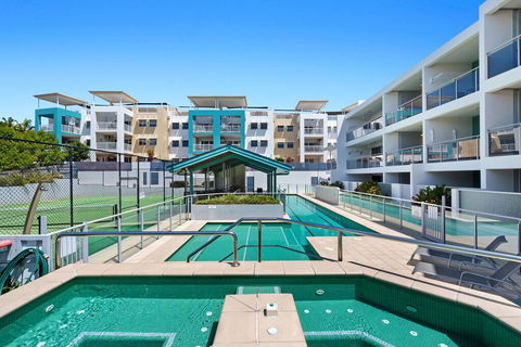 3BR Coolum Beach , Rooftop Terrace, Spa, Tennis, Pool - Accommodation VIC 2