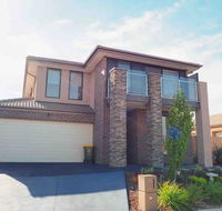 4 Bed 2 And A Half Bath Luxury Villa in Point Cook - Accommodation VIC