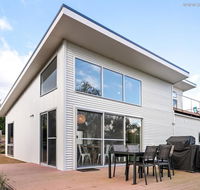 4 king or 8 single beds WiFi Netflix pet friendly - Accommodation VIC