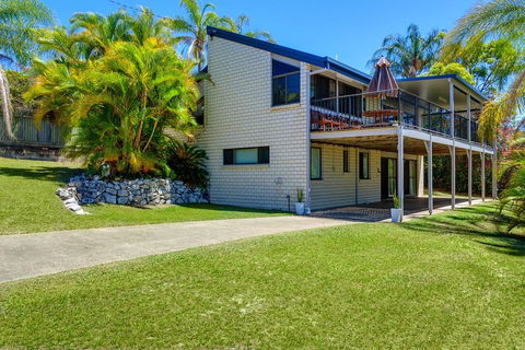 40 Rumbalara Avenue - Rainbow Beach, Entertain On The Spacious Verandah Overlooking Beautiful Rainbow Beach - Accommodation VIC 0