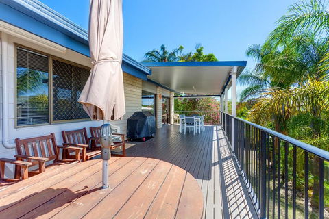 40 Rumbalara Avenue - Rainbow Beach, Entertain On The Spacious Verandah Overlooking Beautiful Rainbow Beach - Accommodation VIC 1