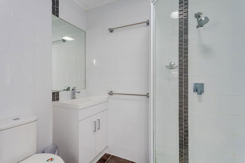 40 Rumbalara Avenue - Rainbow Beach, Entertain On The Spacious Verandah Overlooking Beautiful Rainbow Beach - Accommodation VIC 3
