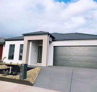 4Bed 2Bath Cozy Guesthouse in Tarneit - Accommodation VIC