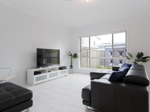 5B BENT STREET - LARGE HOUSE WITH DUCTED AIR CON, WIFI & FOXTEL - Accommodation VIC 1