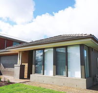 5Bed 2Bath Family House in Werribee - Accommodation VIC