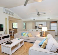 6 Orania Court - Rainbow Shores Absolutely gorgeous beach side property within 200 metres walk to the beach - Accommodation VIC