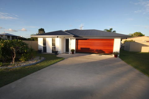 62 Tingira Close - Modern Lowset Home With Swimming Pool, Outdoor Area, Ample Parking. Pet Friendly - Accommodation VIC 1