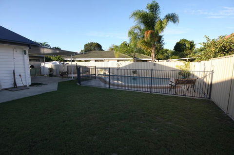 62 Tingira Close - Modern Lowset Home With Swimming Pool, Outdoor Area, Ample Parking. Pet Friendly - Accommodation VIC 2