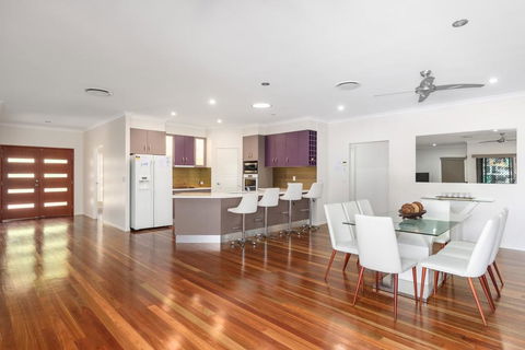 7 Ibis Court - Spacious Family Home With Large Outdoor Area, Swimming Pool & Ample Parking - Accommodation VIC 3