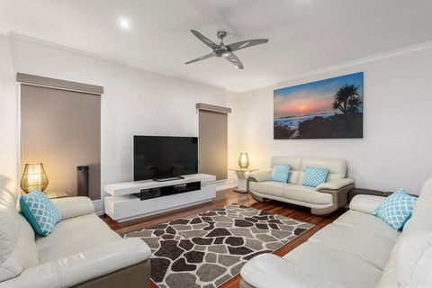 7 Ibis Court - Spacious Family Home With Large Outdoor Area, Swimming Pool & Ample Parking - Accommodation VIC 2