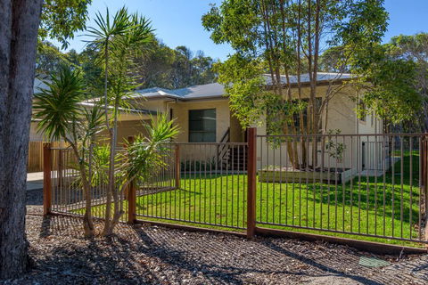 7 Ibis Court - Spacious Family Home With Large Outdoor Area, Swimming Pool & Ample Parking - Accommodation VIC 1