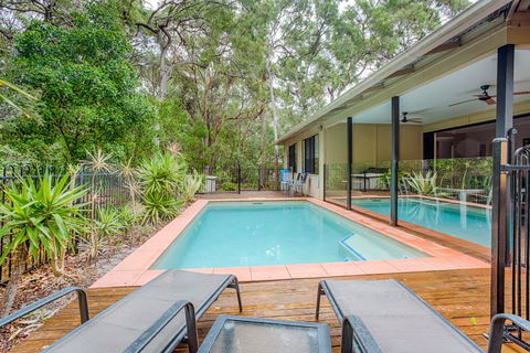 8 Ibis Court - Rainbow Shores, Swimming Pool, Walk To Beach, Executive Beach House - Accommodation VIC 0