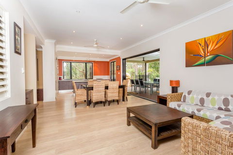 8 Ibis Court - Rainbow Shores, Swimming Pool, Walk To Beach, Executive Beach House - Accommodation VIC 1
