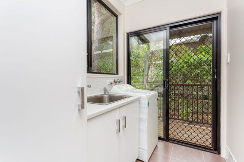 8 Ibis Court - Rainbow Shores, Swimming Pool, Walk To Beach, Executive Beach House - Accommodation VIC 2