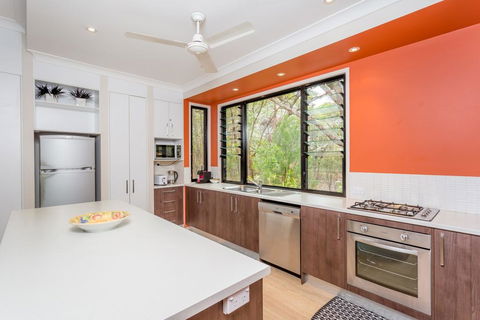 8 Ibis Court - Rainbow Shores, Swimming Pool, Walk To Beach, Executive Beach House - Accommodation VIC 3