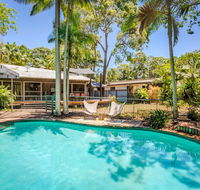 8 Satinwood Drive - Rainbow Shores Architecturally Designed Pool Walk to Beach - Accommodation VIC