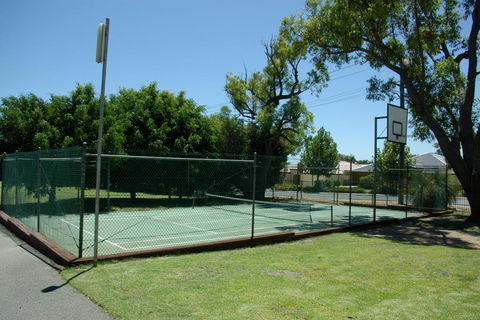 Acclaim Kingsway Tourist Park - Accommodation VIC 3