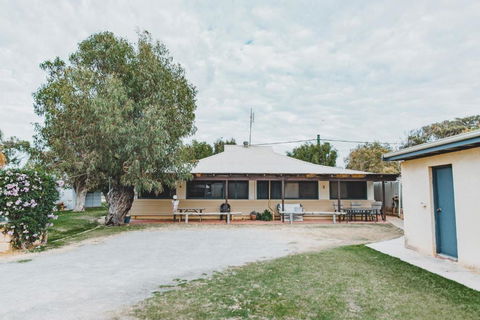 Dongara Hotel Motel - Accommodation VIC 1