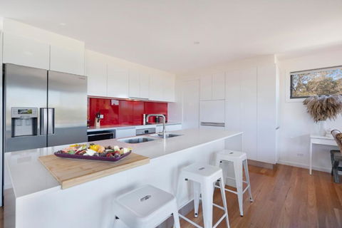 EAST52A - Lake Views - Accommodation VIC 2