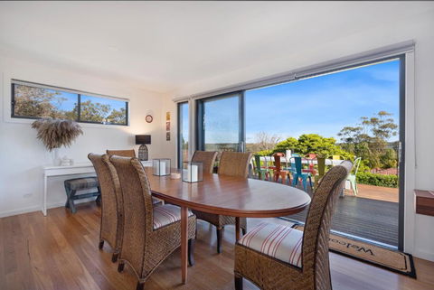 EAST52A - Lake Views - Accommodation VIC 3