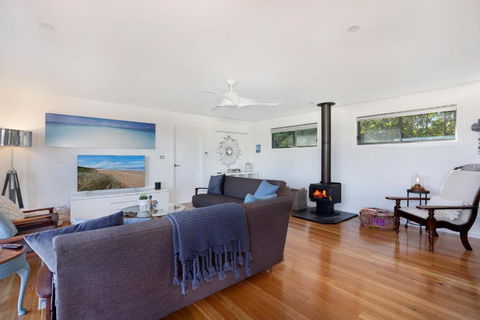 EAST52A - Lake Views - Accommodation VIC 1