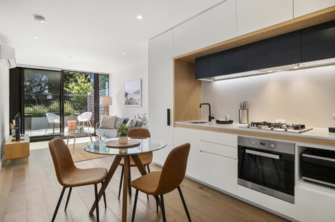 Fabulous 1-Bed With Pool And Private Courtyard - Accommodation VIC 2