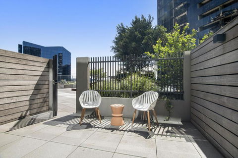 Fabulous 1-Bed With Pool And Private Courtyard - Accommodation VIC 3