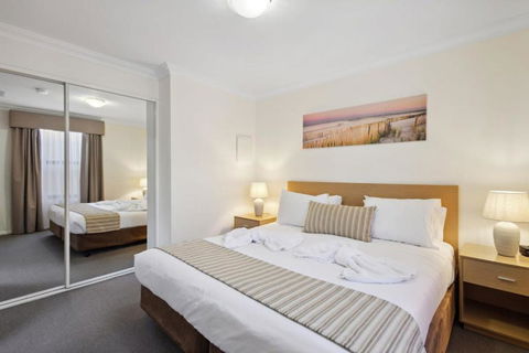Fabulous Apt In Northbridge With Pool & WiFi - Accommodation VIC 2