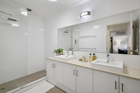 Fabulous Apt In Northbridge With Pool & WiFi - Accommodation VIC 4
