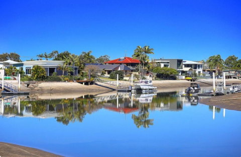 Fabulous Canal-front Unit In Mooloolaba - Accommodation VIC 1
