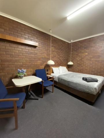 Golden West Motor Inn - Accommodation VIC 3