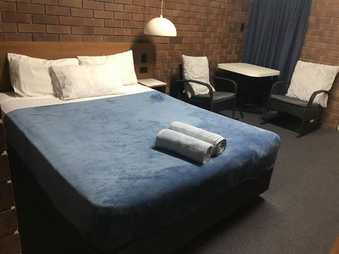 Golden West Motor Inn - Accommodation VIC 2