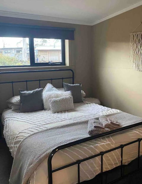 Great Lakes Wilderness Three Bedroom Home - Accommodation VIC 2