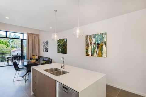 H6B - Round About Bulimba - Accommodation VIC 1