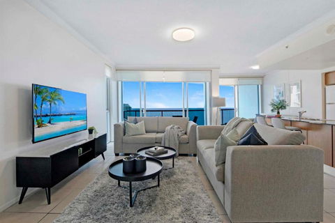 HIGH FLOOR GUARANTEE - 3 Bedroom Plus Study Apartments At Chevron Renaissance - Self Contained & Privately Managed - Wow Stay - Accommodation VIC 2