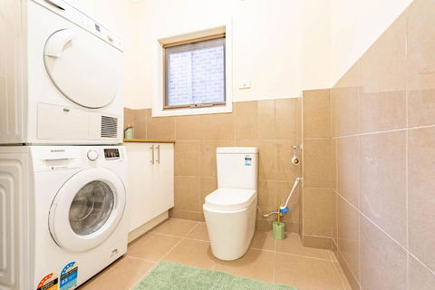 Hidden Gem - 3 Bedroom Townhouse In Heidelberg West - Accommodation VIC 3