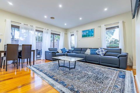 Hidden Gem - 3 Bedroom Townhouse In Heidelberg West - Accommodation VIC 2