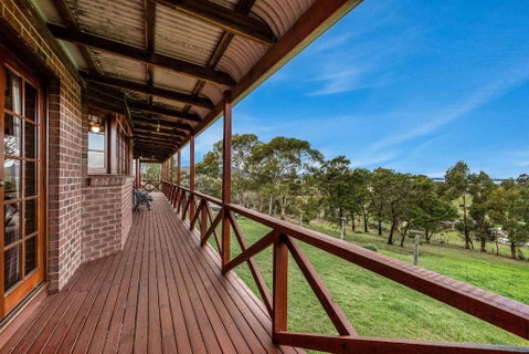 Hilltop Retreat, Water Views - Accommodation VIC 2