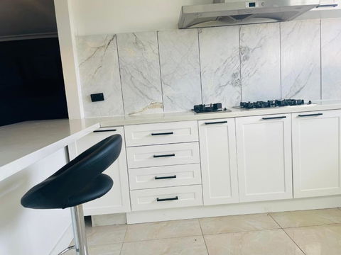 House At Train Station Thomastown - Accommodation VIC 3