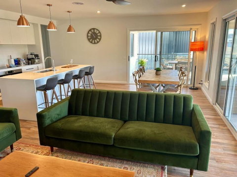House On The Hill - Accommodation VIC 3