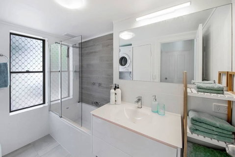Amazing Modern Apartment On The Canal - Accommodation VIC 3
