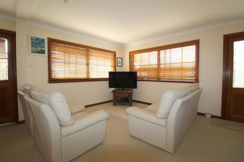 Amzaz, 15 Korogora Street - Accommodation VIC 2